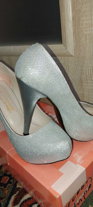 Обувки на висок ток