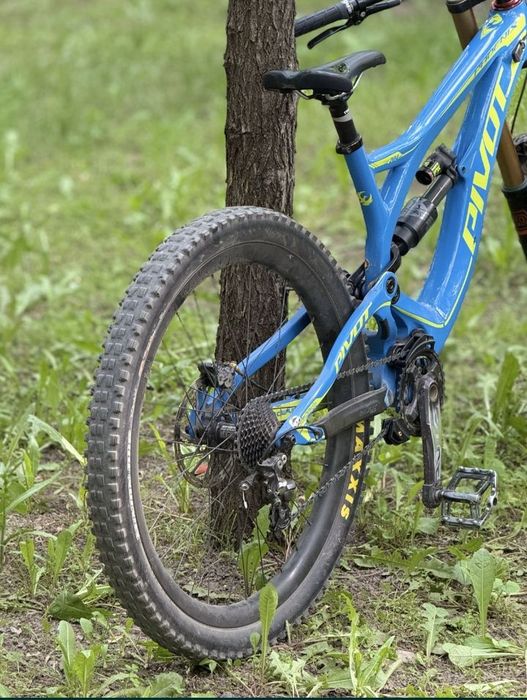 Двухподвес Pivot Phoenix DH Carbon
Вилка: fox 40 kashima
Амортизатор: