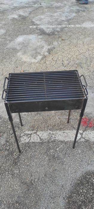 Скара на дървени въглища