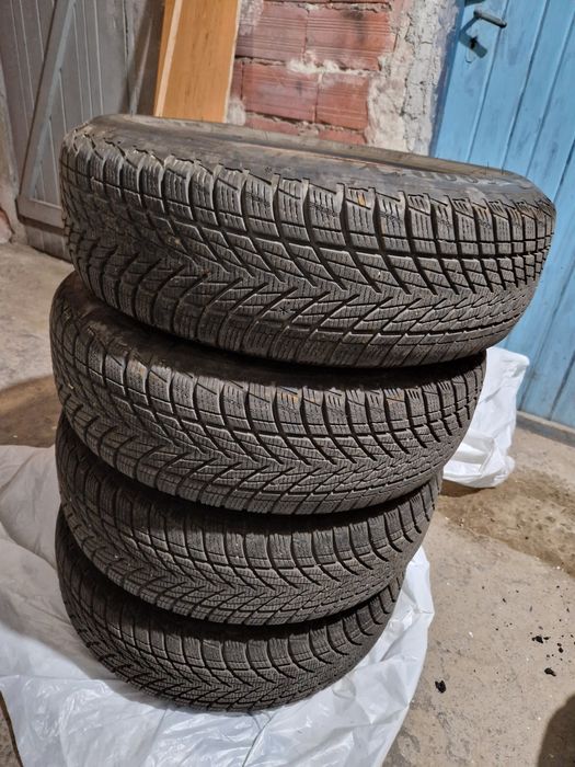 Продавам 4 бр. Зимни гуми Goodyear UltraGrip Performance 3 (195/65 R15