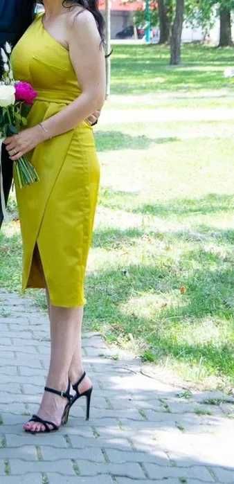 Vand rochie purtata o singura data