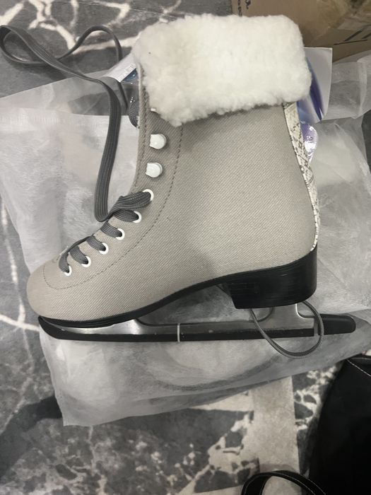 Продам Коньки новые