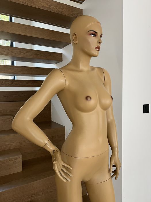 Продавам 2бр. дамски манекени