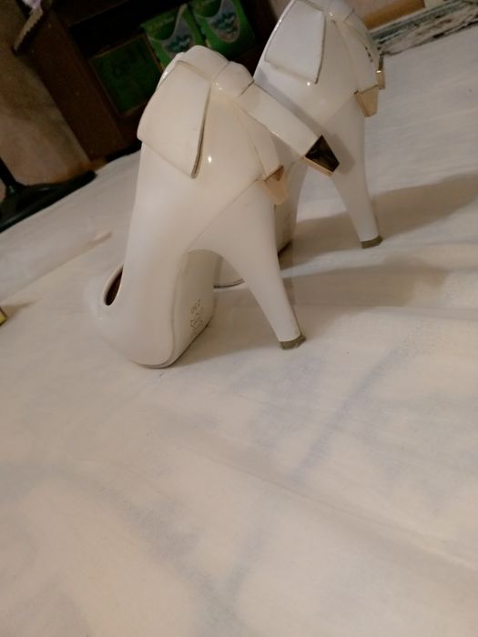 Oppoq kelinlar tuflisi