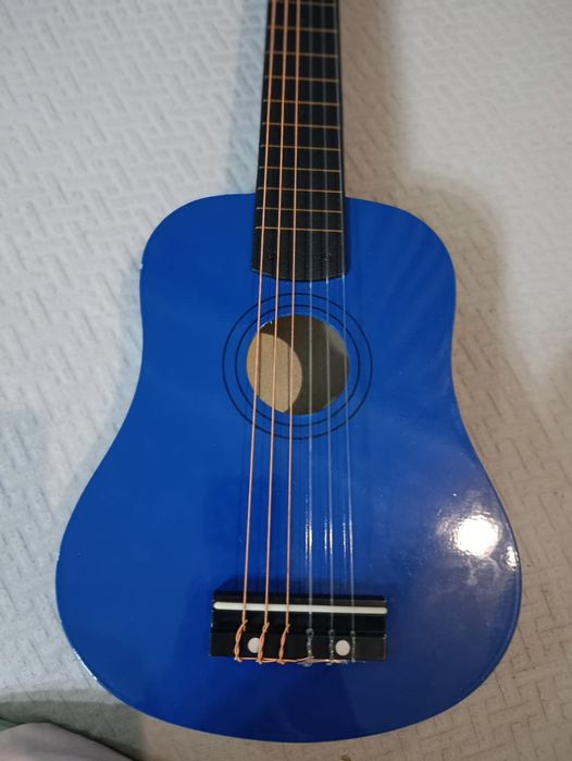 Продам детскую гитару.