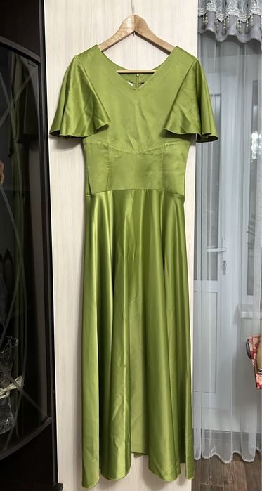 Вечернее платье оливкового цвета