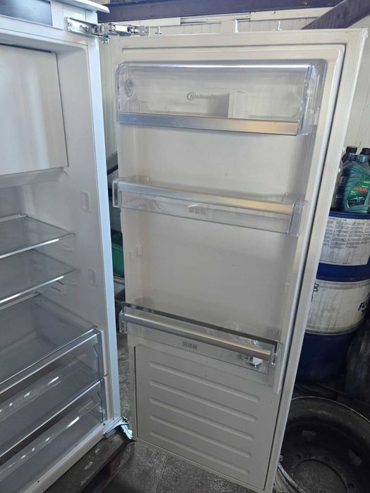 Продавам хладилник с камера за вграждане Bauknecht 140см