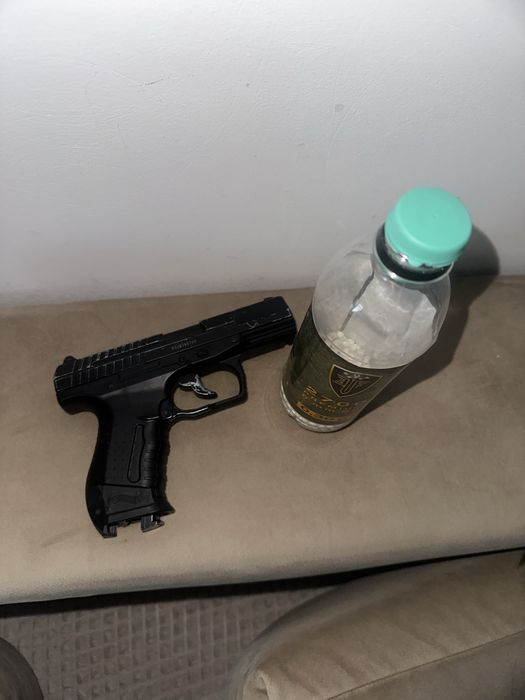 Pistol airsoft cu bile