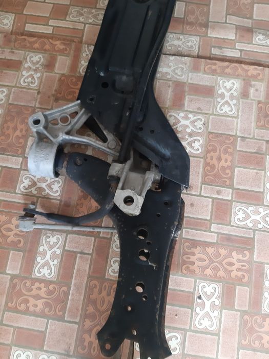 Преден мост Golf 4 и носачи без грам ръжда напълно здрав