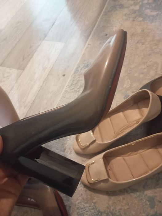 Продам женскую обувъ