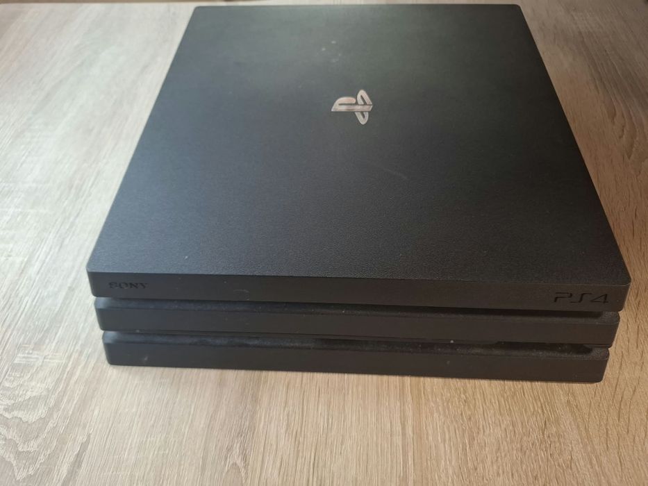 Vând Playstation 4 Pro