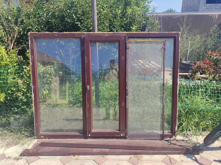 Продается пластиковое окно. Размер 2×1.5м.  Цена 20 тысяч.