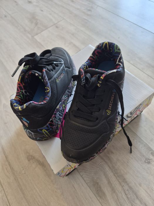 adidași negri pentru copii sunt Skechers Uno Lite - Lovely Luv,