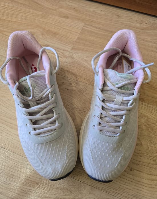 Продавам дамски маратонки  "Lee Cooper" размер 38