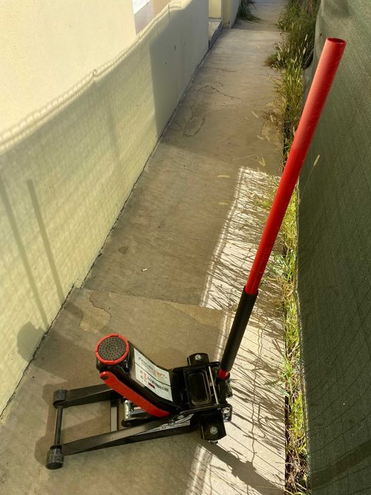 Cric hidraulic 5.5 tone auto pret 799 lei