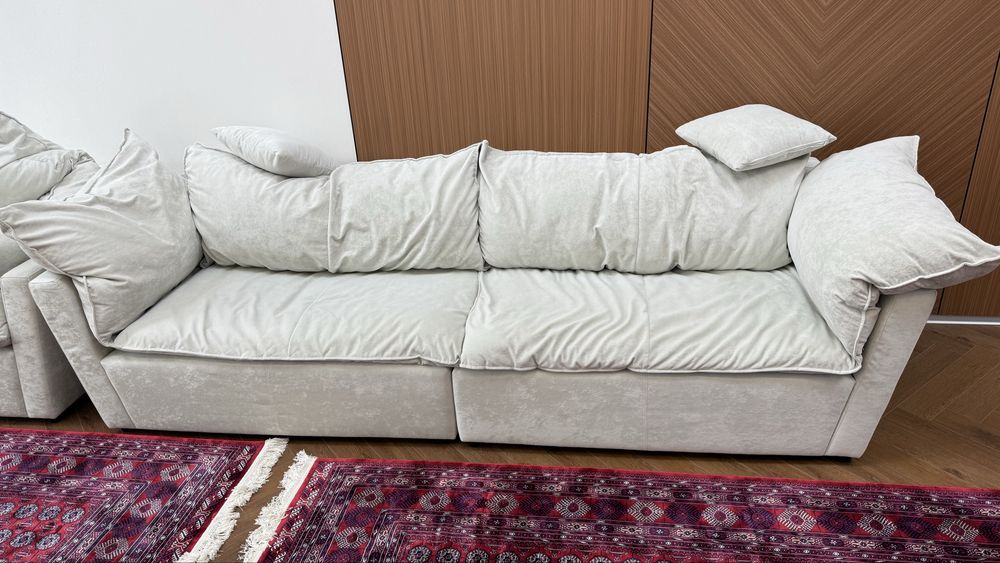 Диван 3 метра в длину.