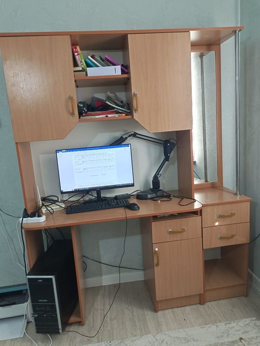Двух ярость кровать и компьютерный стол