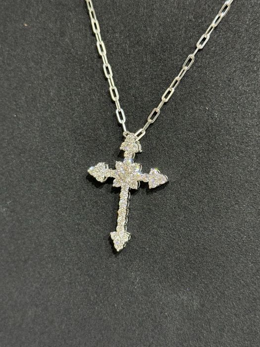 Cruce cu diamante naturale