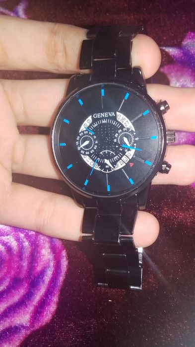 Новые часы стильные.