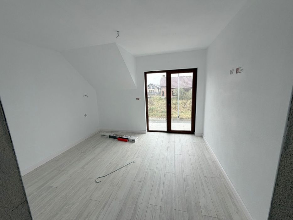 Vând casă Parter+Mansarda Finisata