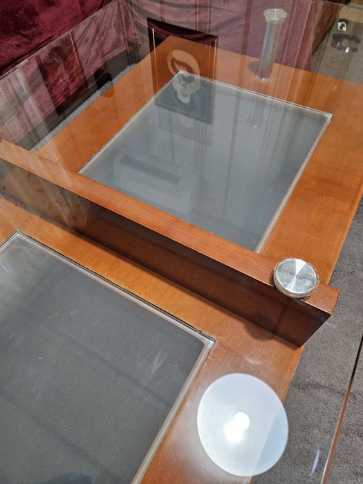 Масивна стъклена холна маса с дървена основа