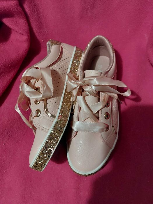 Модерни гуменки с панделки