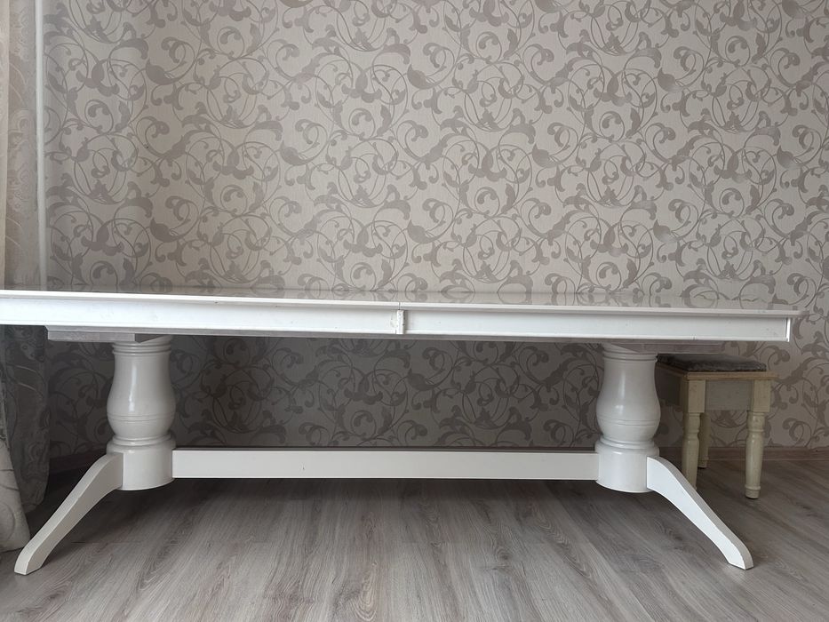 Стол для гостинной