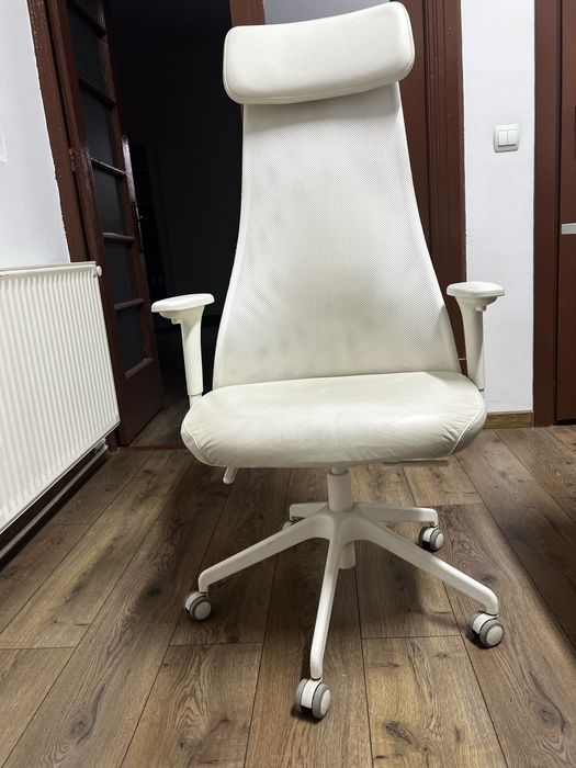 Birou si scaun albe IKEA