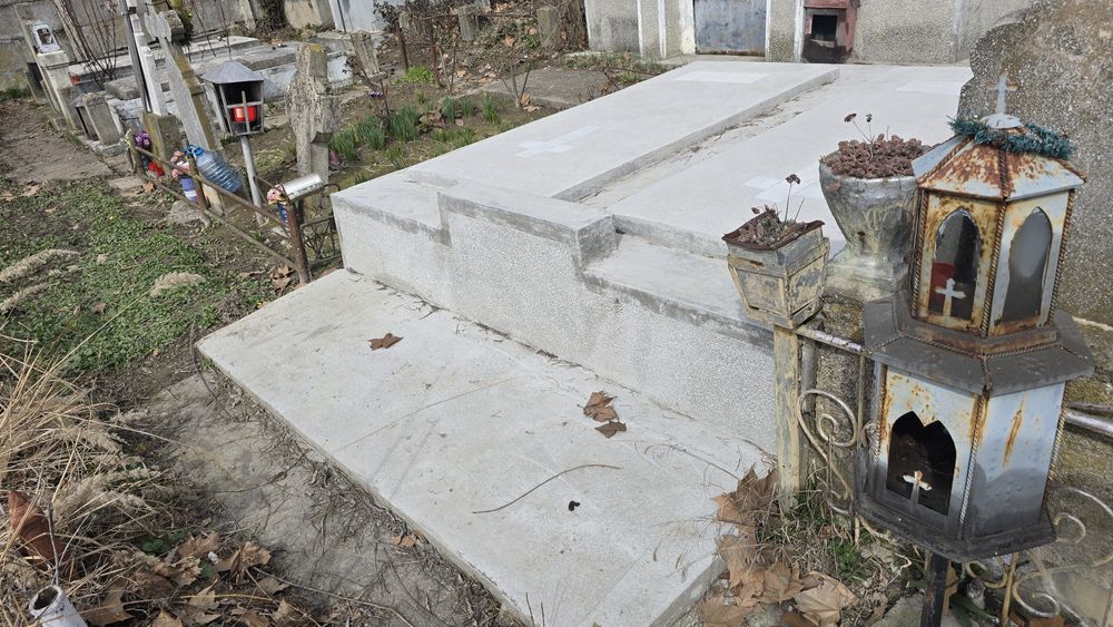 Vand 2 cripte Cimitirul SFANTU  GHEORGHE Pitesti