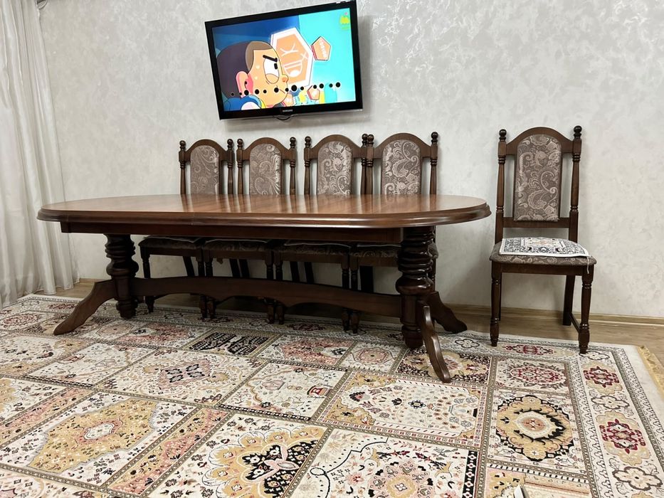 Большой стол со стульями