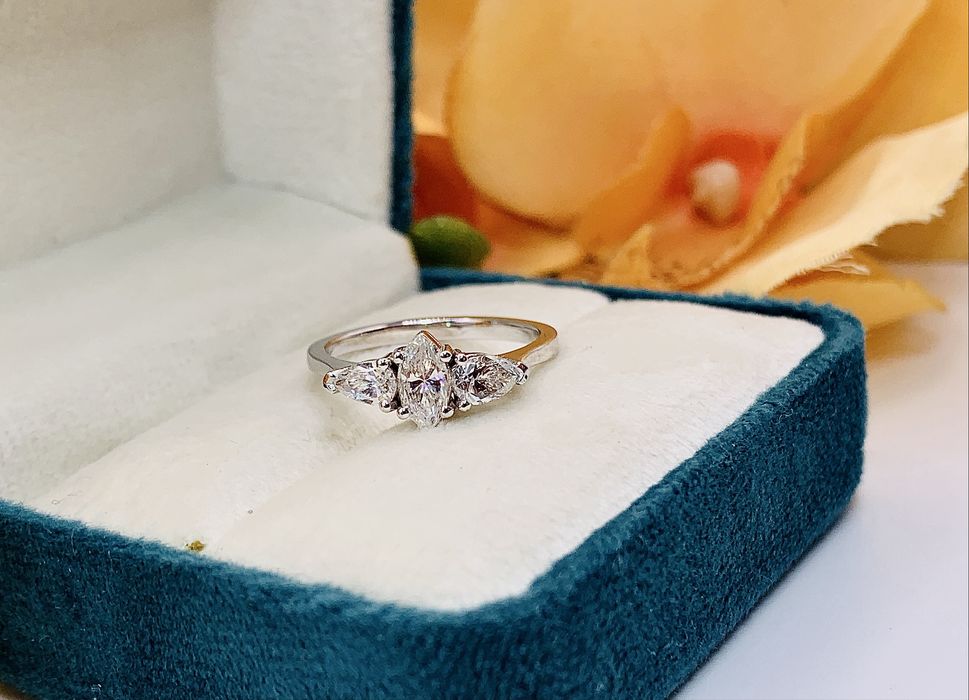 Роскошное золотое кольцо с чистейшими бриллиантами