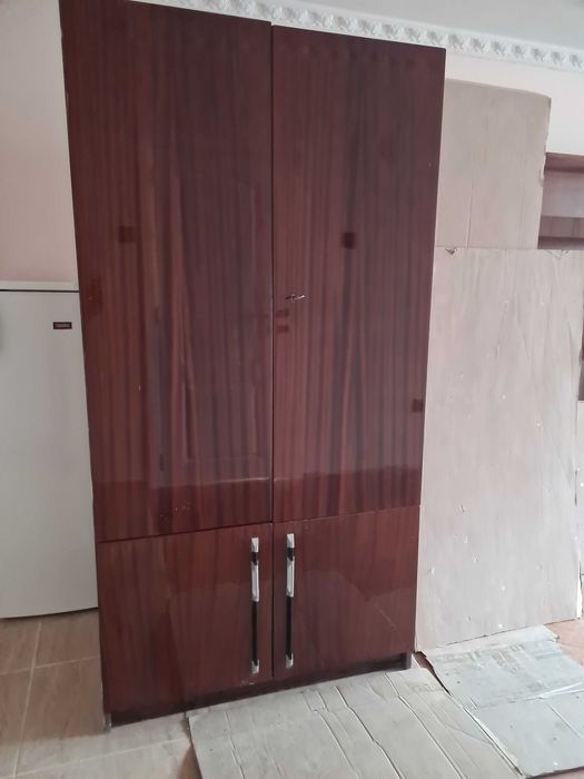 Секции, двукрилен гардероб,диван,надстройки