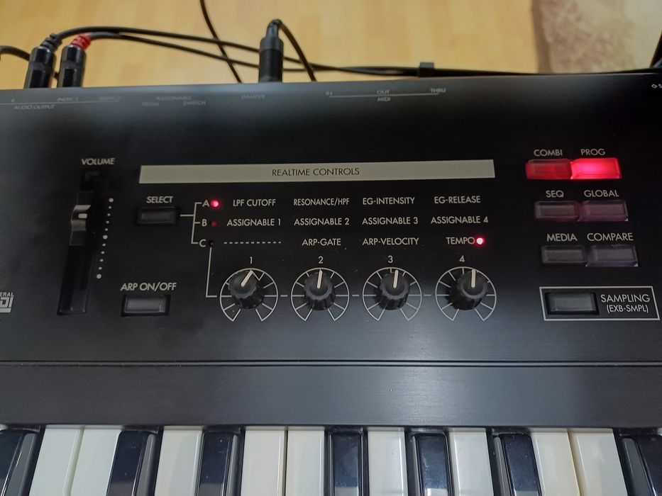 Korg TR 76  workstation