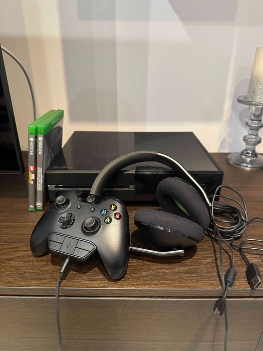 Vând Xbox One 500GB + manetă originală + căști Xbox One