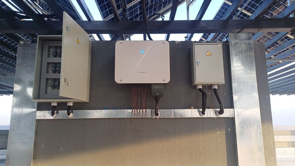 Quyosh panellari o‘rnatish (Установка солнечный панель]