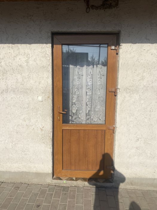 Продам пластиковую б/у нужно поменять петли и замок а так все целое