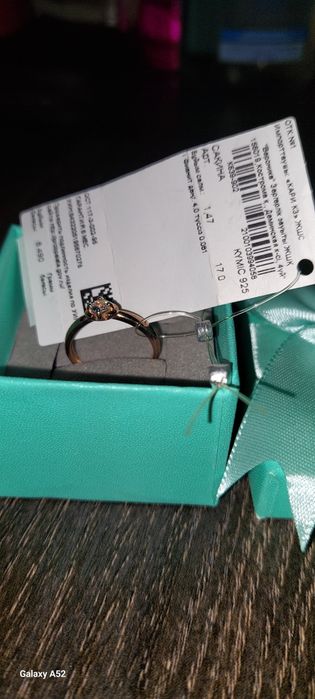 Кольцо с фианитом с биркой.