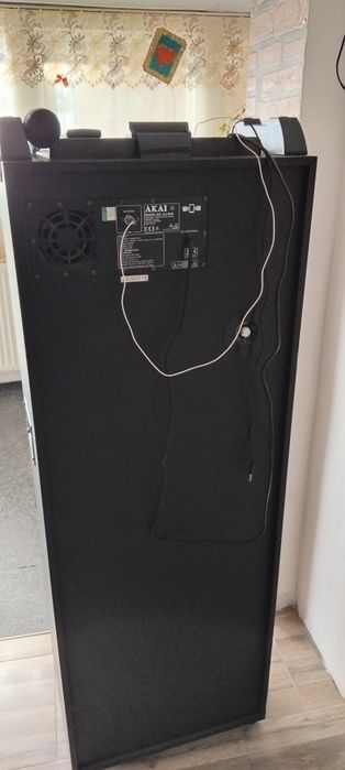 Vând boxa Akai în garanție.Negociabil