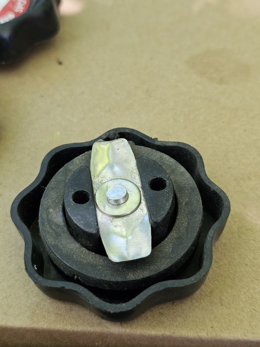Lampa Dacia 1300 si Buson umplere ulei.