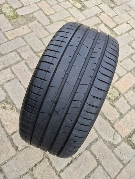 O bucată 255/35 R19 vară - una Pirelli