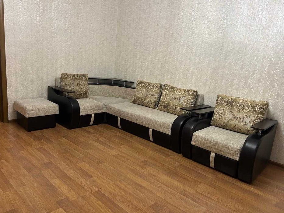 Продам угловой диван с креслом и пуфиком