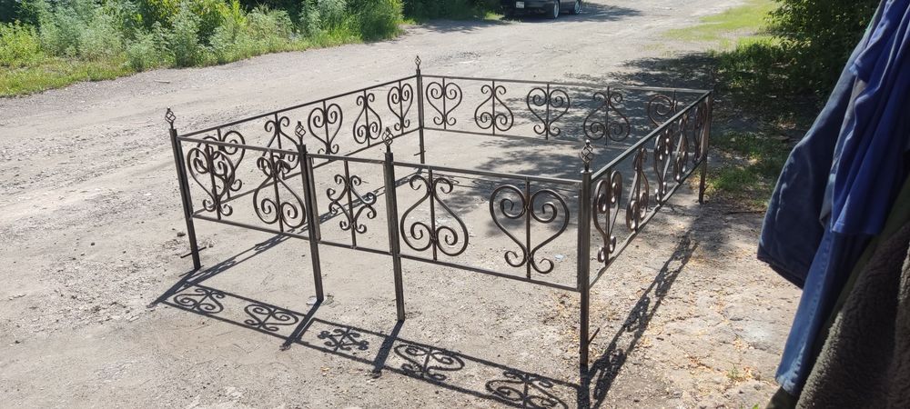 решётки,оградки,кресты,лавочки.