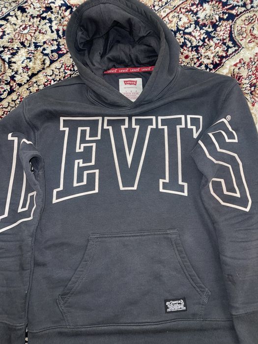 Levi’s худи продается
