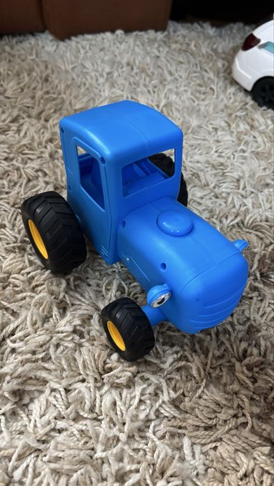 Продам игрушку синий трактор