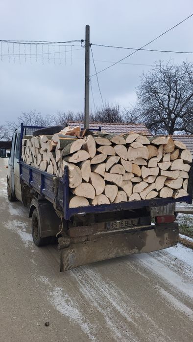 Vând lemne de foc.