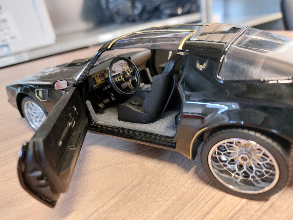 Artisan Collection Pontiac Firebird Trans Am 1977 1/18