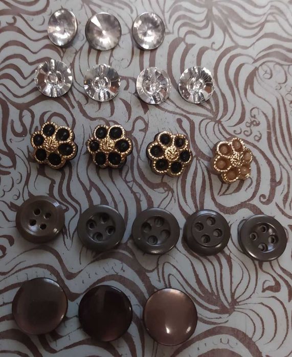 Пуговицы разные.