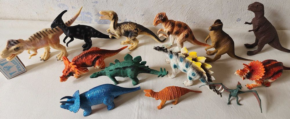 Игрушки - динозавры пластмассовые (13 шт.), цена за все