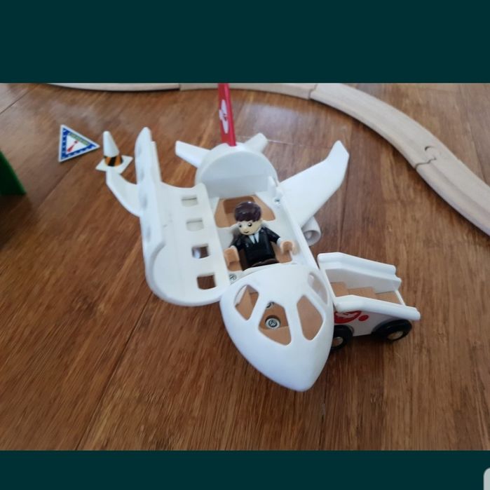 3 комплекта: дървени релси, самолет, летище и др.