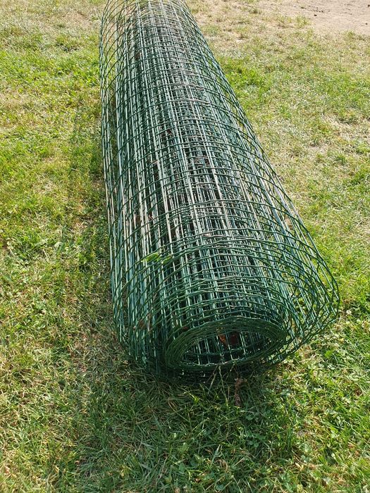 Plasă de sârmă sudată și plastifiată de culoare verde, cu dimensiunile de 180 cm înălțime și 18 m lungime. Gard sarma